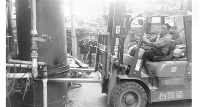 拆除“水上人间”洗浴中心大型燃煤九游J9（中国）及附属设施